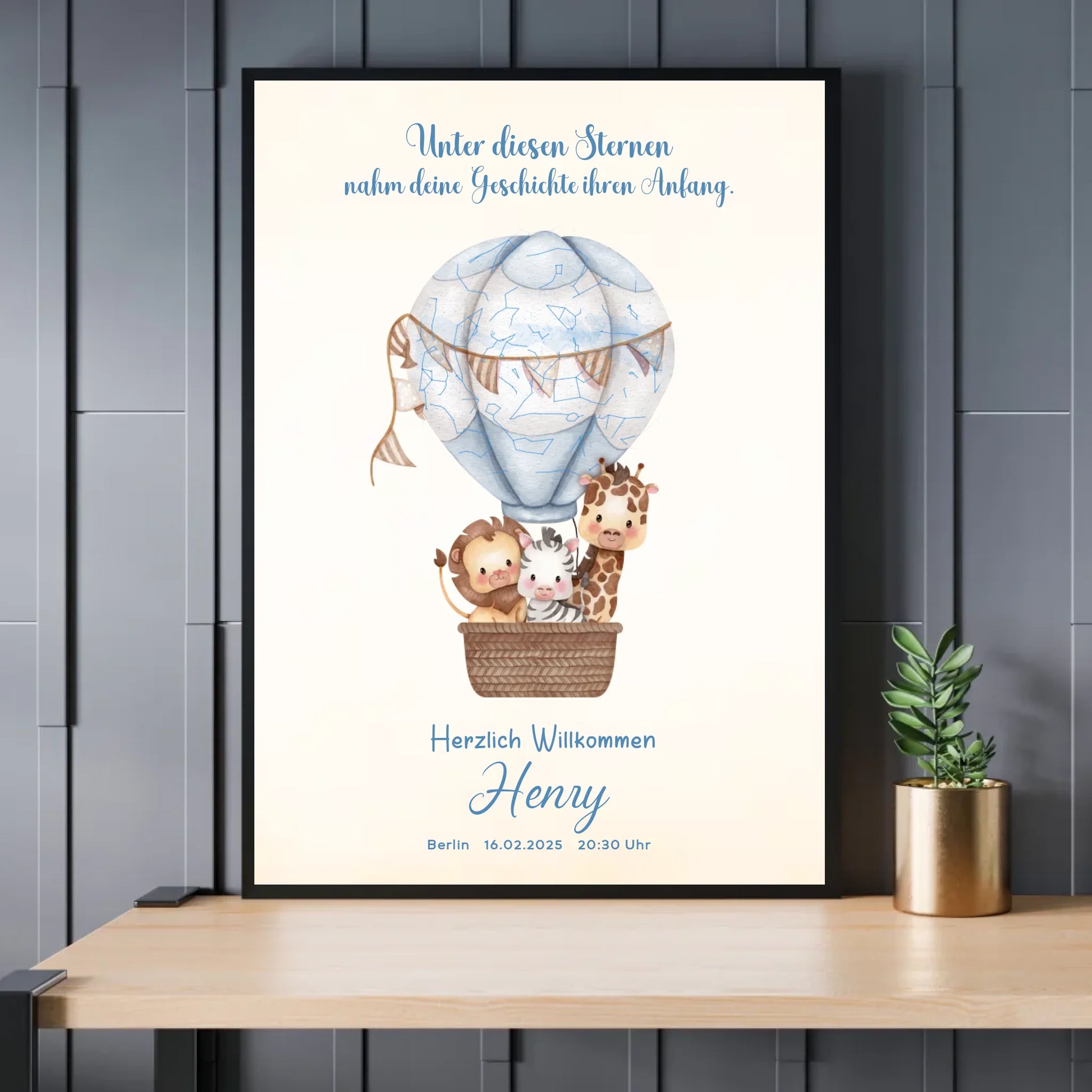 Personalisiertes Sternenbild mit Safari Tiere im Heißluftballon auf beige - Exklusives Holzrahmen-Poster mit Halbglanzpapier, bruchsicheres Plexiglas und FSC-zertifiziertes Papier