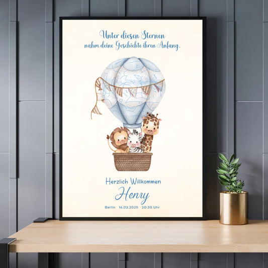 Personalisiertes Sternenbild mit Safari Tiere im Heißluftballon auf beige - Exklusives Holzrahmen-Poster mit Halbglanzpapier, bruchsicheres Plexiglas und FSC-zertifiziertes Papier