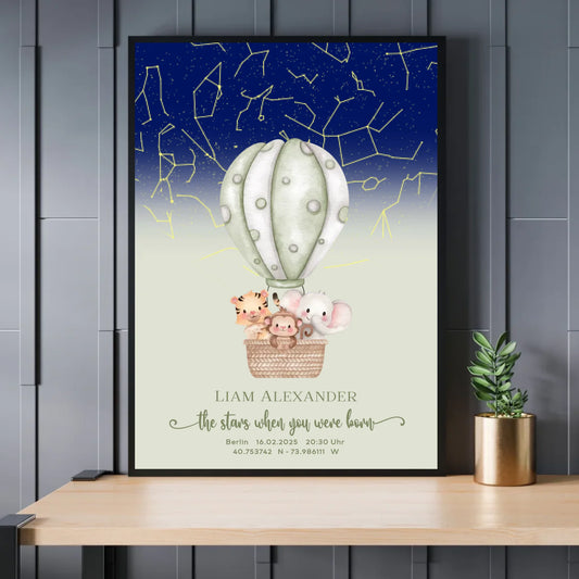 Personalisierte Sternenkarte mit Löwe, Zebra und Giraffe im Heißluftballon auf salbei mit blau - ein tolles Geschenk zur Geburt - Exklusives Holzrahmen-Poster mit Halbglanzpapier, bruchsicheres Plexiglas und FSC-zertifiziertes Papier