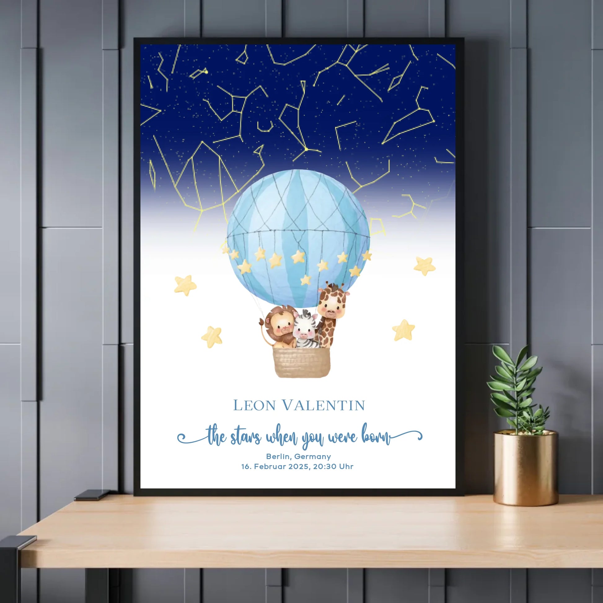 Personalisiertes Sternenbild mit Wildtiere auf weiß - Exklusives Holzrahmen-Poster mit Halbglanzpapier, bruchsicheres Plexiglas und FSC-zertifiziertes Papier