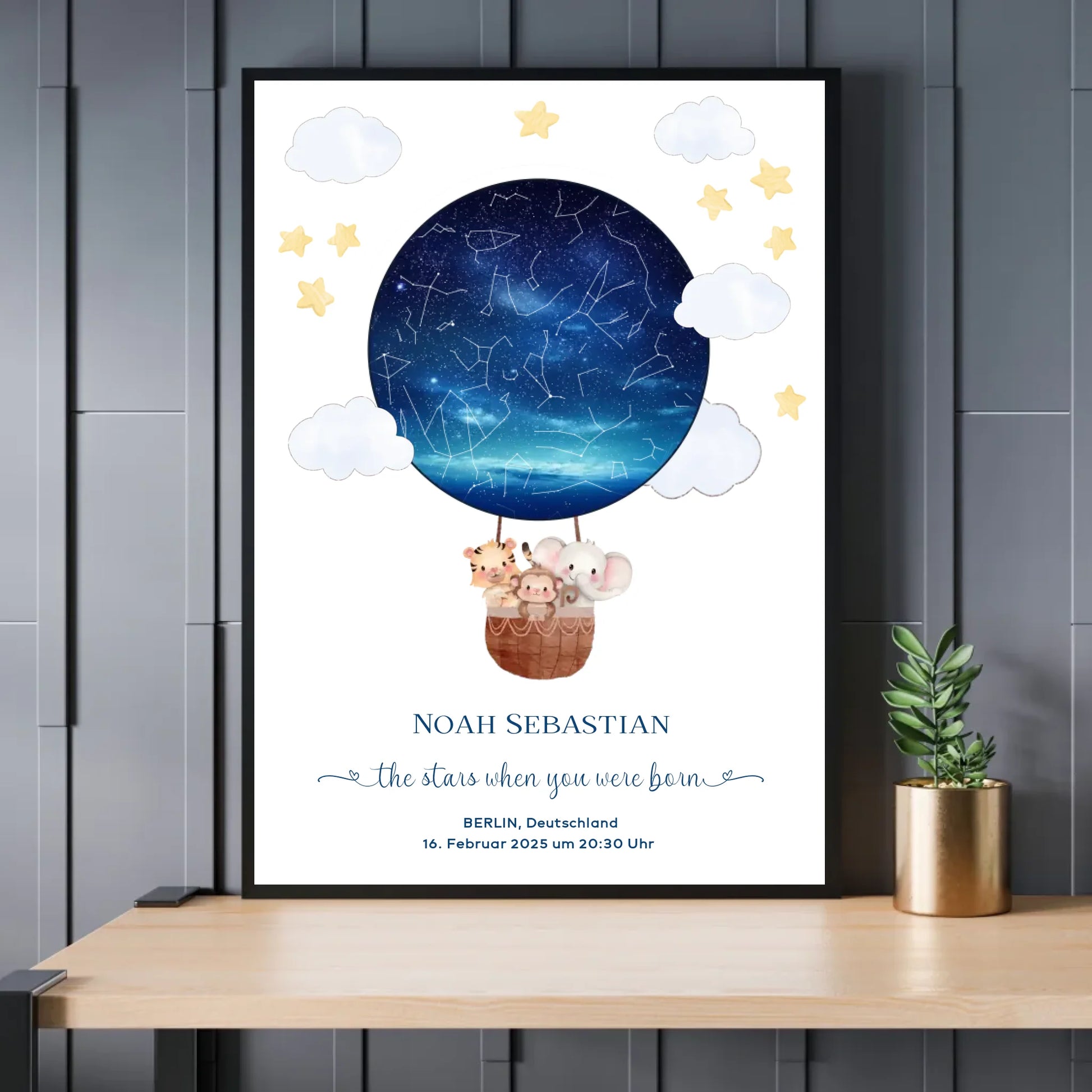 Personalisiertes Sternenbild mit Tiere im Heißluftballon - Geschenk für ein Baby zur Geburt - Exklusives Holzrahmen-Poster mit Halbglanzpapier, bruchsicheres Plexiglas und FSC-zertifiziertes Papier
