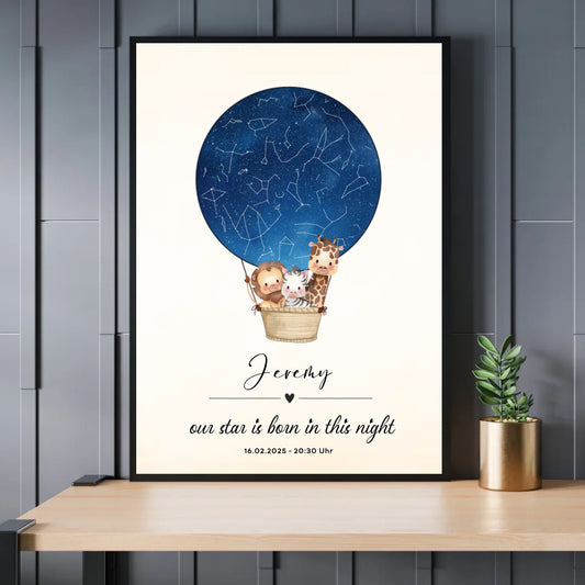 Personalisiertes Sternebild mit Safari Tiere im Heißluftballon auf blau - Exklusives Holzrahmen-Poster mit Halbglanzpapier, bruchsicheres Plexiglas und FSC-zertifiziertes Papier