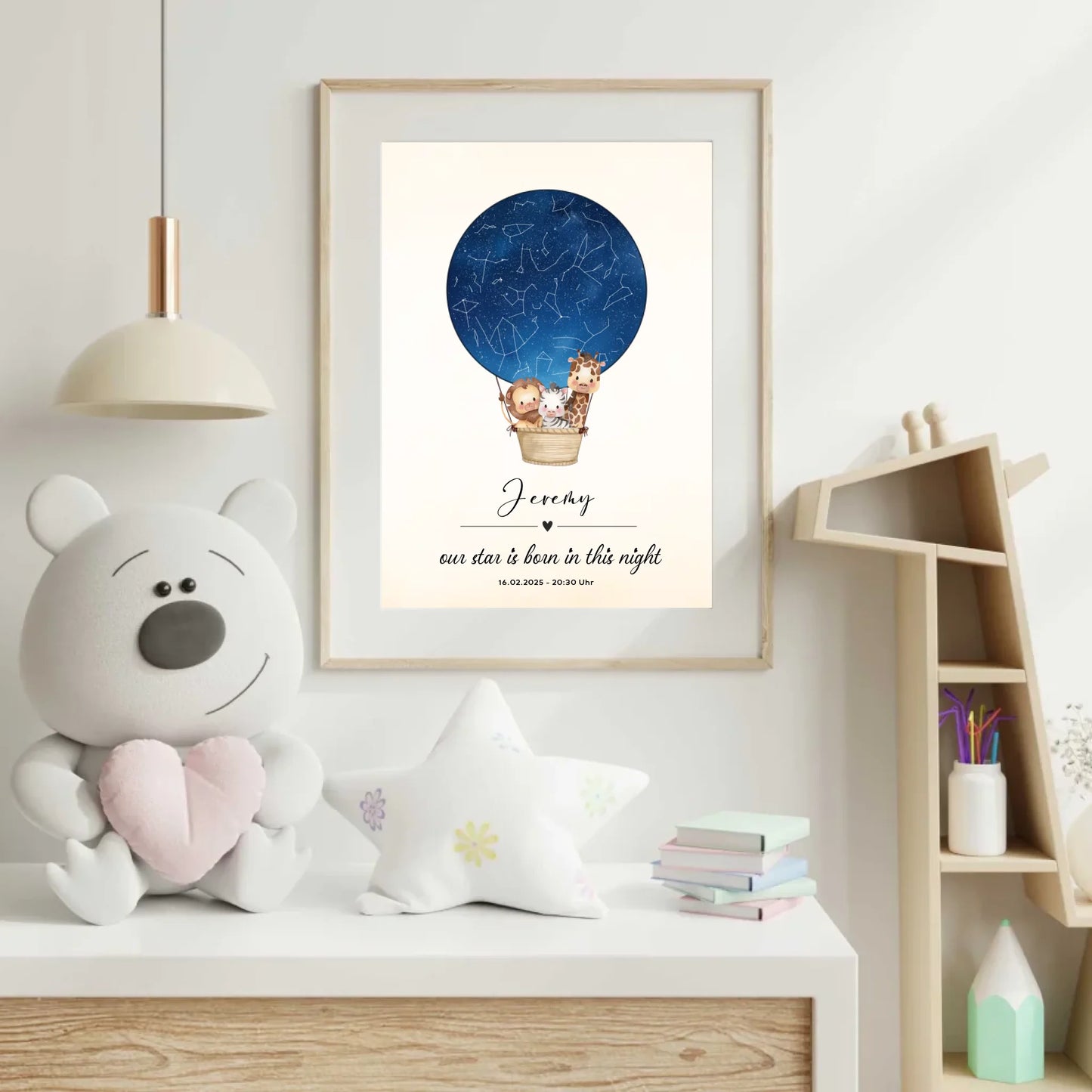 Personalisiertes Sternebild mit Safari Tiere im Heißluftballon auf blau -