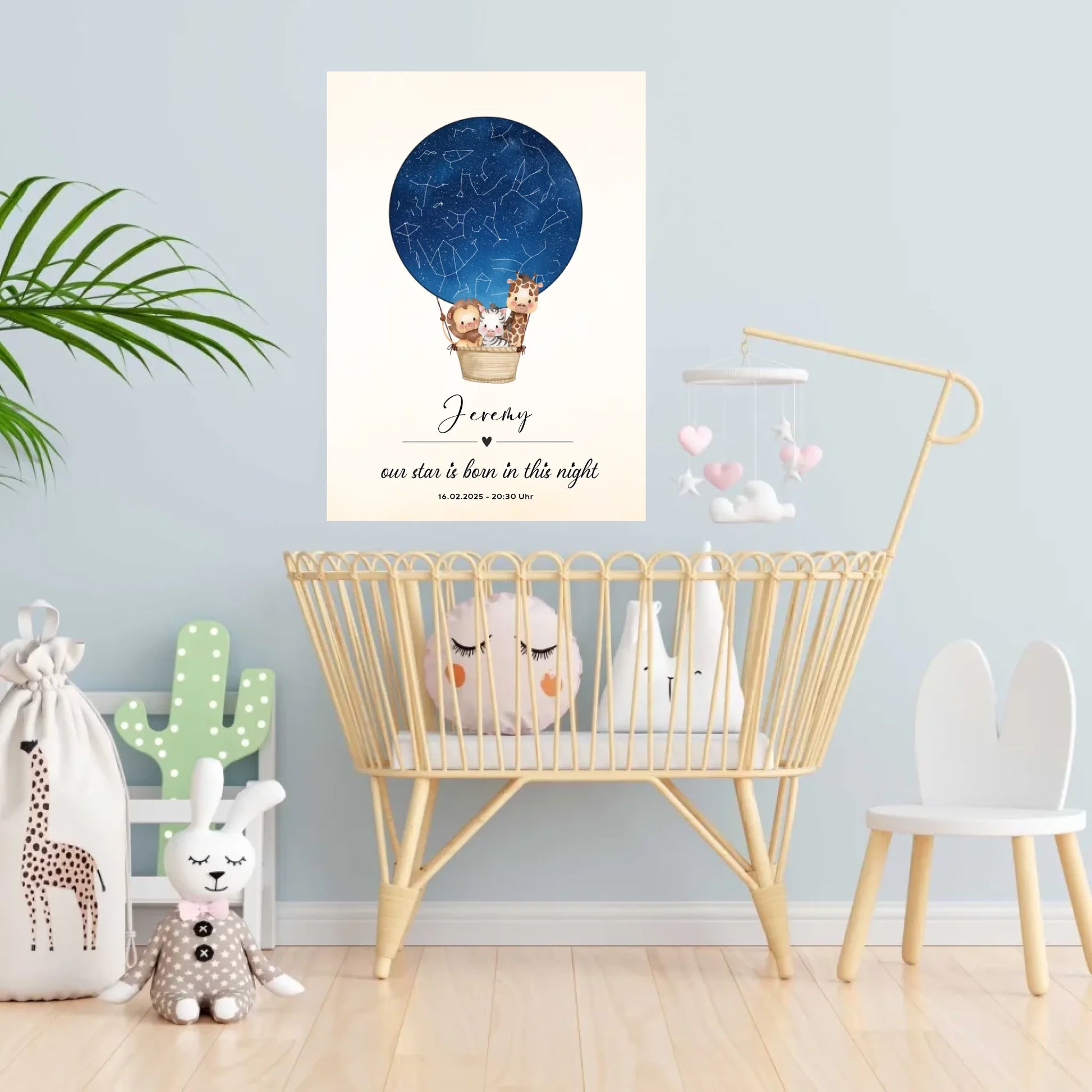 Personalisiertes Sternebild mit Safari Tiere im Heißluftballon auf blau -