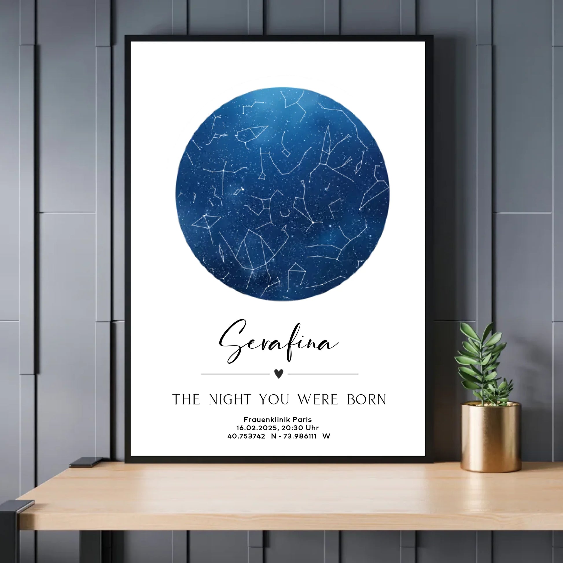 Personalisierte Sternenkarte auf weiß - minimalistisches Design - Exklusives Holzrahmen-Poster mit Halbglanzpapier, bruchsicheres Plexiglas und FSC-zertifiziertes Papier