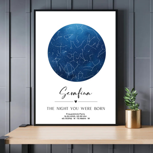 Personalisierte Sternenkarte auf weiß - minimalistisches Design - Exklusives Holzrahmen-Poster mit Halbglanzpapier, bruchsicheres Plexiglas und FSC-zertifiziertes Papier