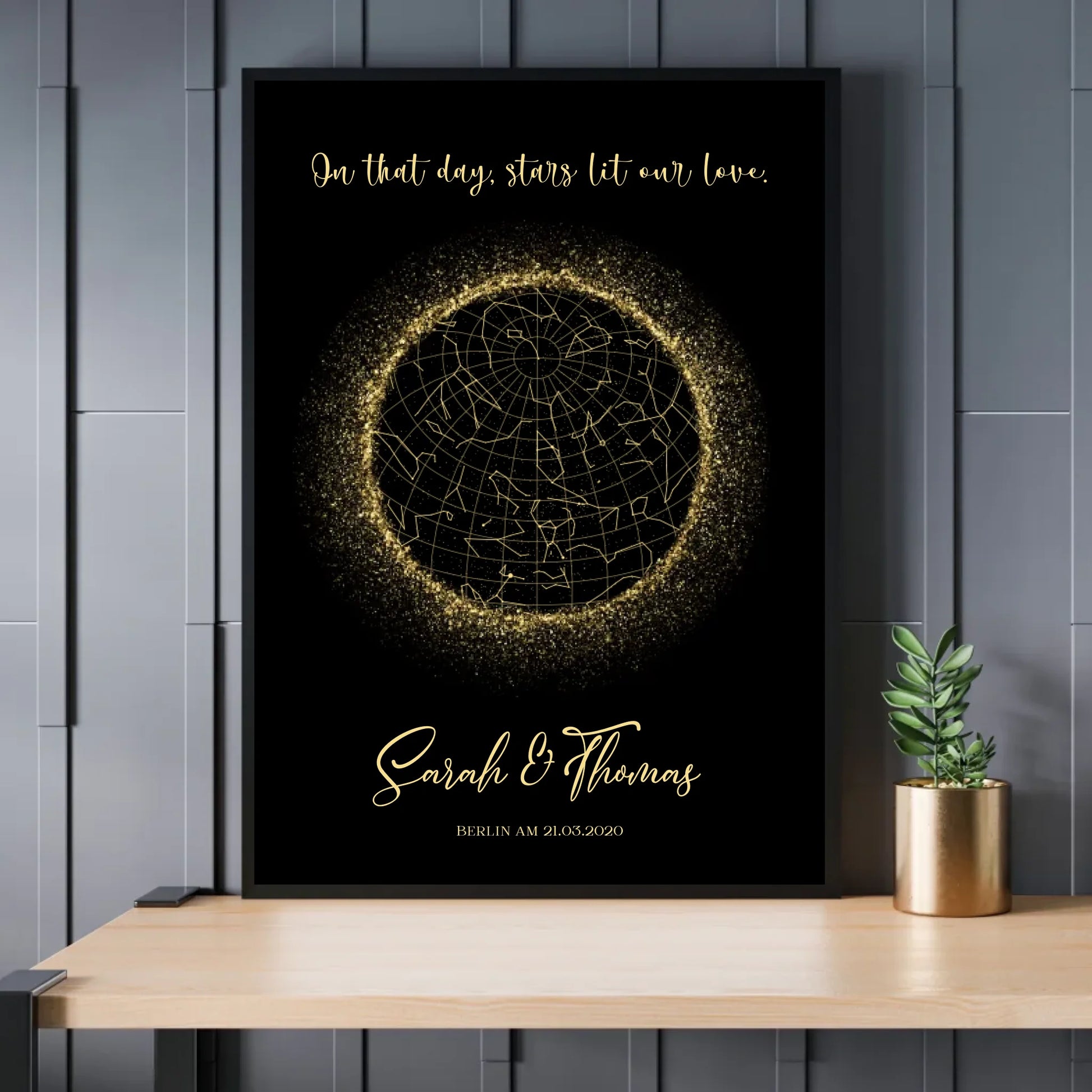 Personalisierte Sternenkarte in gold schwarz - An diesem Tag erleuchteten Sterne unsere Liebe. - Exklusives Holzrahmen-Poster mit Halbglanzpapier, bruchsicheres Plexiglas und FSC-zertifiziertes Papier