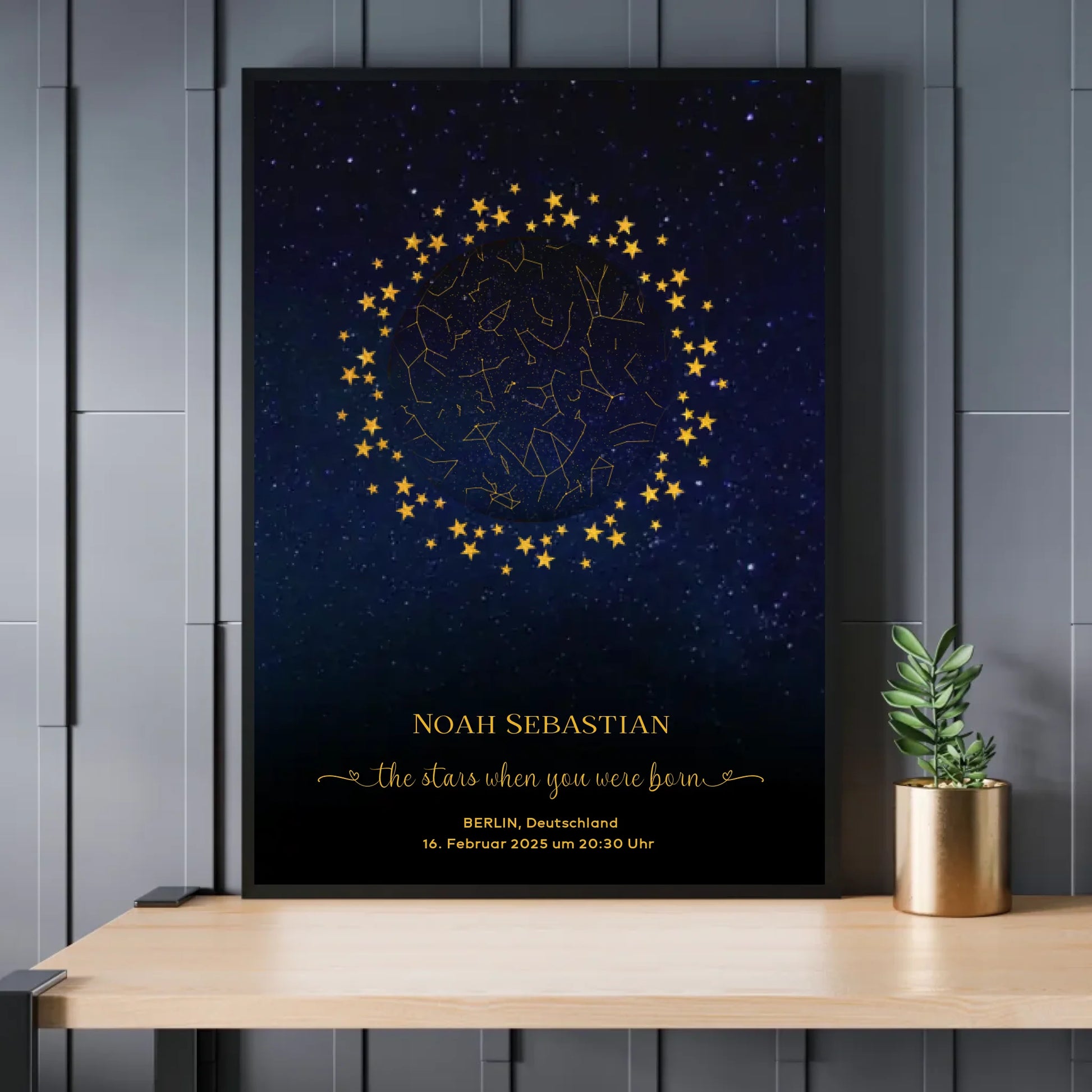 Personalisierte Sternenkarte zur Geburt mit goldene Sterne am Nachthimmel auf blau mit schwarz - Die Sterne als Du geboren wurdest - Exklusives Holzrahmen-Poster mit Halbglanzpapier, bruchsicheres Plexiglas und FSC-zertifiziertes Papier