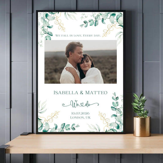 Personalisiertes Poster zur Hochzeit - We fall in love. Every day - mit eigenem Bild und persönlichen Daten - Exklusives Holzrahmen-Poster mit Halbglanzpapier, bruchsicheres Plexiglas und FSC-zertifiziertes Papier