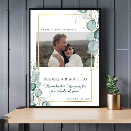 Personalisiertes Poster mit Liebespaar - mit Bild und Spruch - Text und Foto änderbar - Exklusives Holzrahmen-Poster mit Halbglanzpapier, bruchsicheres Plexiglas und FSC-zertifiziertes Papier