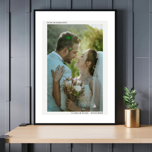 Personalisiertes Poster zur Hochzeit - Durchgebrannt! - Minimalistisches Design mit Brautpaar - Exklusives Holzrahmen-Poster mit Halbglanzpapier, bruchsicheres Plexiglas und FSC-zertifiziertes Papier