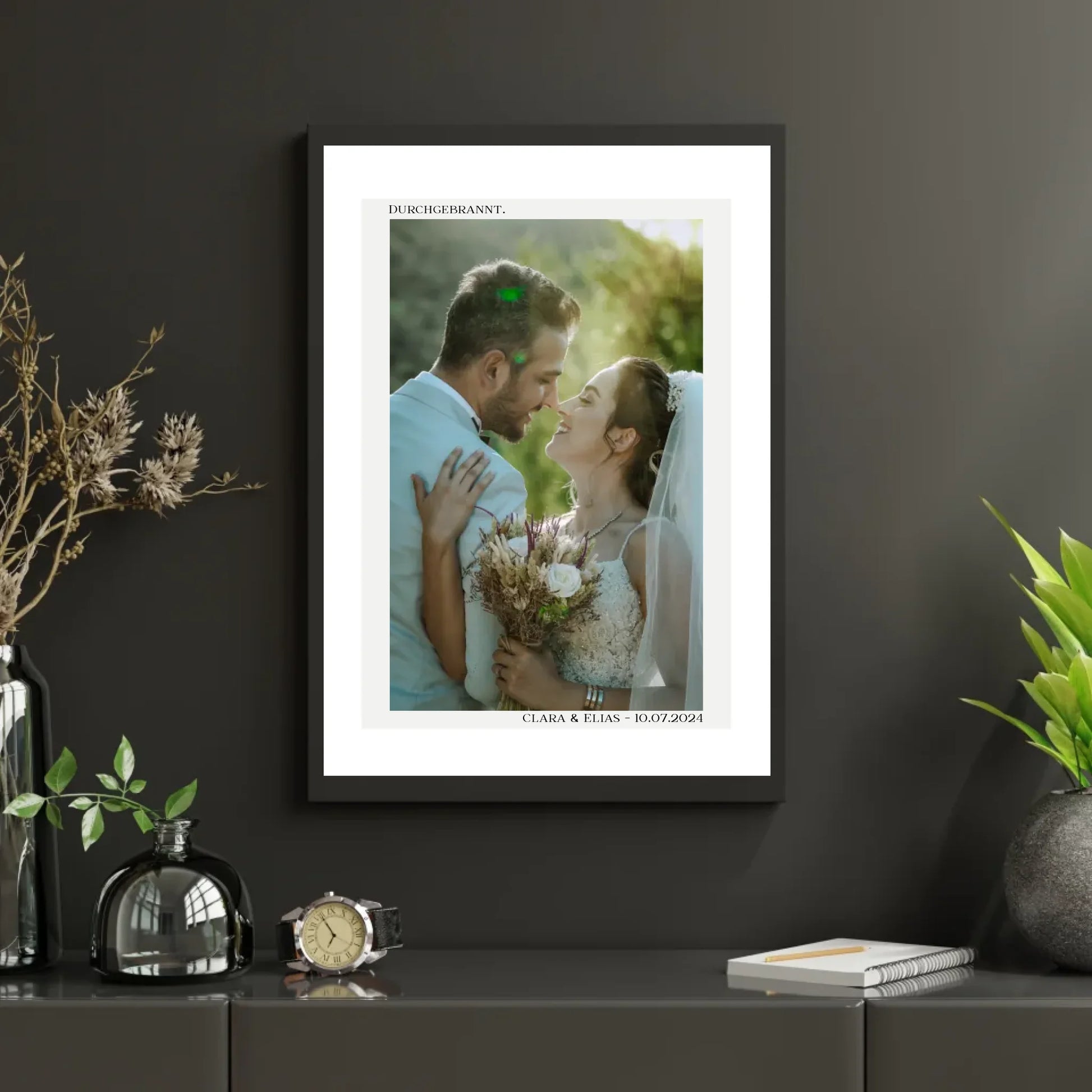 Personalisiertes Poster zur Hochzeit - Durchgebrannt! - Minimalistisches Design mit Brautpaar -