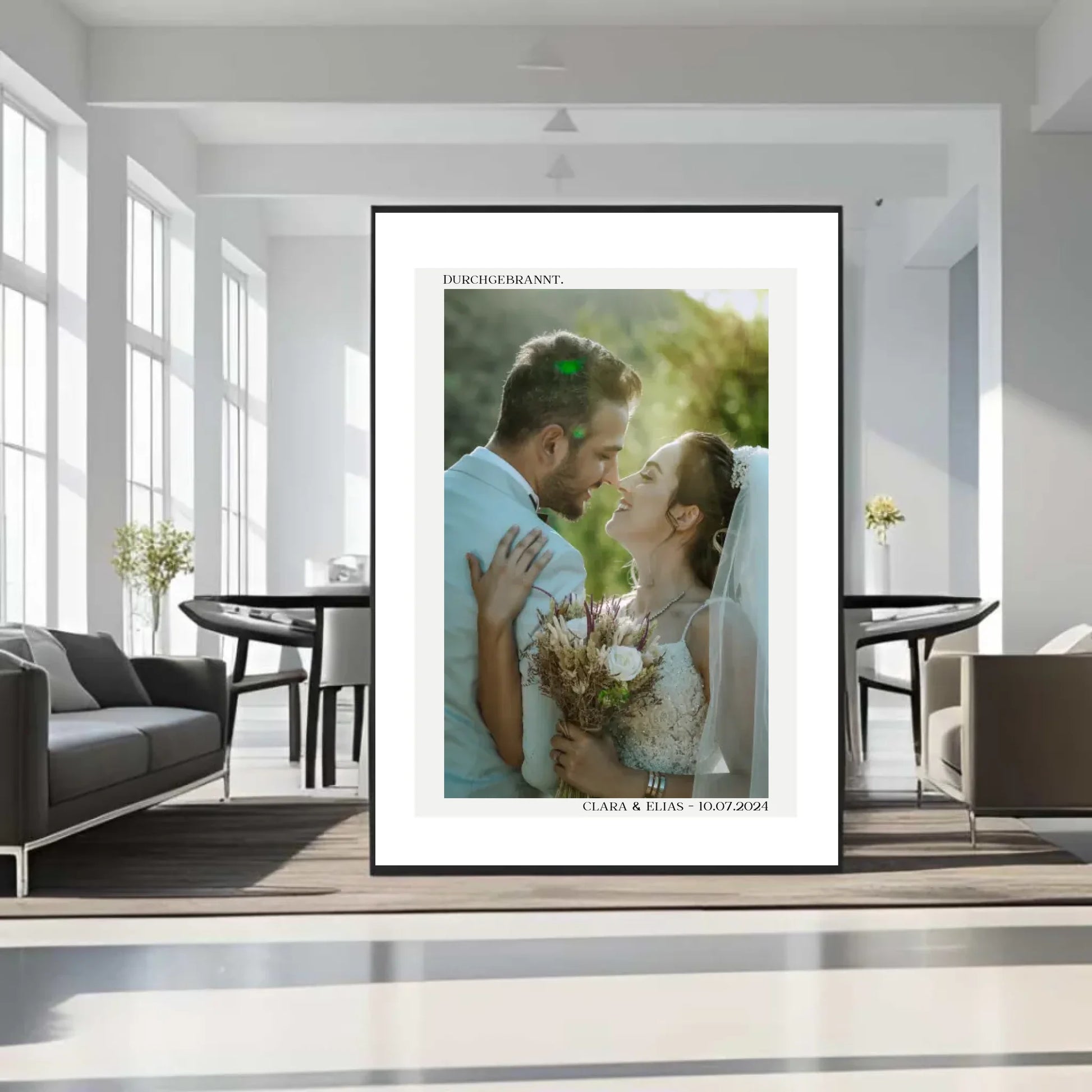 Personalisiertes Poster zur Hochzeit - Durchgebrannt! - Minimalistisches Design mit Brautpaar -
