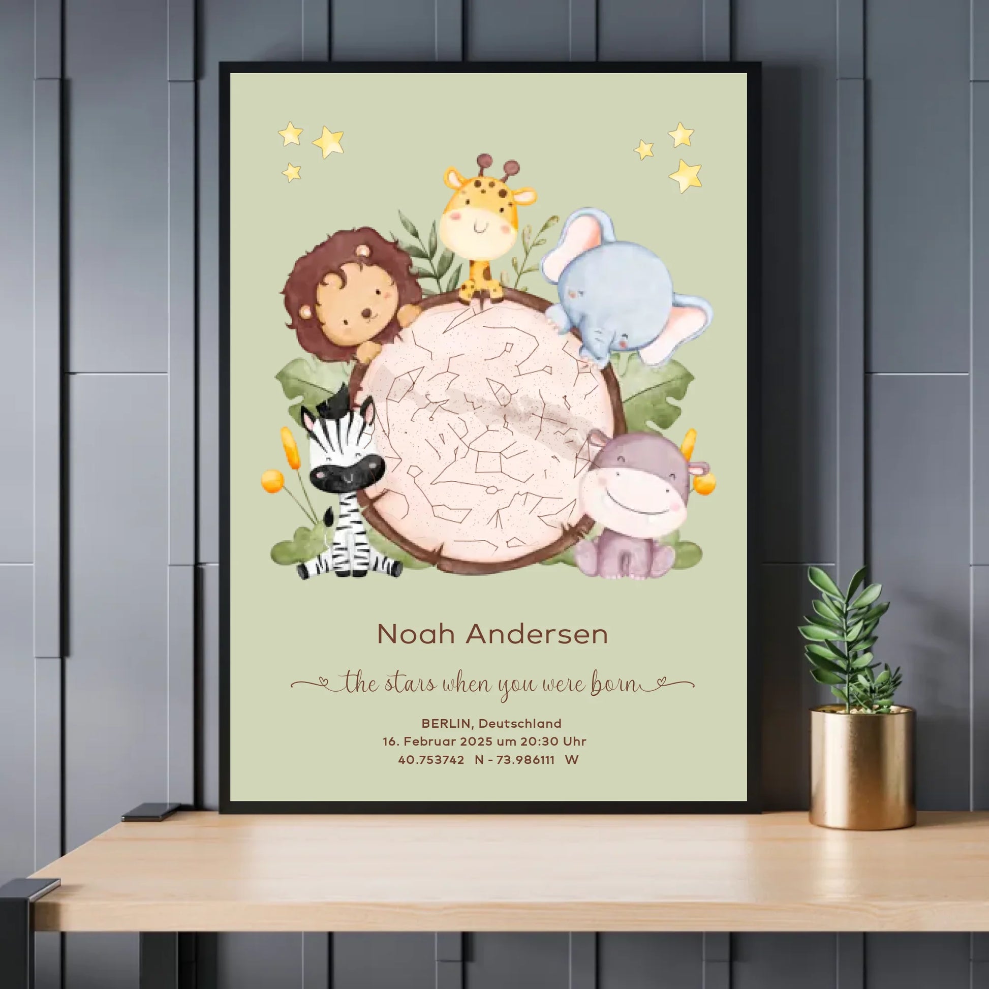 Personalisiertes Sternenbild mit Safari Tiere auf salbei - Exklusives Holzrahmen-Poster mit Halbglanzpapier, bruchsicheres Plexiglas und FSC-zertifiziertes Papier