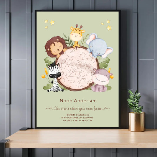 Personalisiertes Sternenbild mit Safari Tiere auf salbei - Exklusives Holzrahmen-Poster mit Halbglanzpapier, bruchsicheres Plexiglas und FSC-zertifiziertes Papier