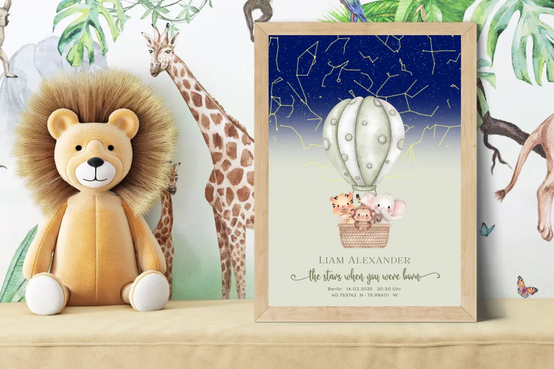 Personalisierte Sternenkarte mit Löwe, Zebra und Giraffe im Heißluftballon auf salbei mit blau - ein tolles Geschenk zur Geburt -