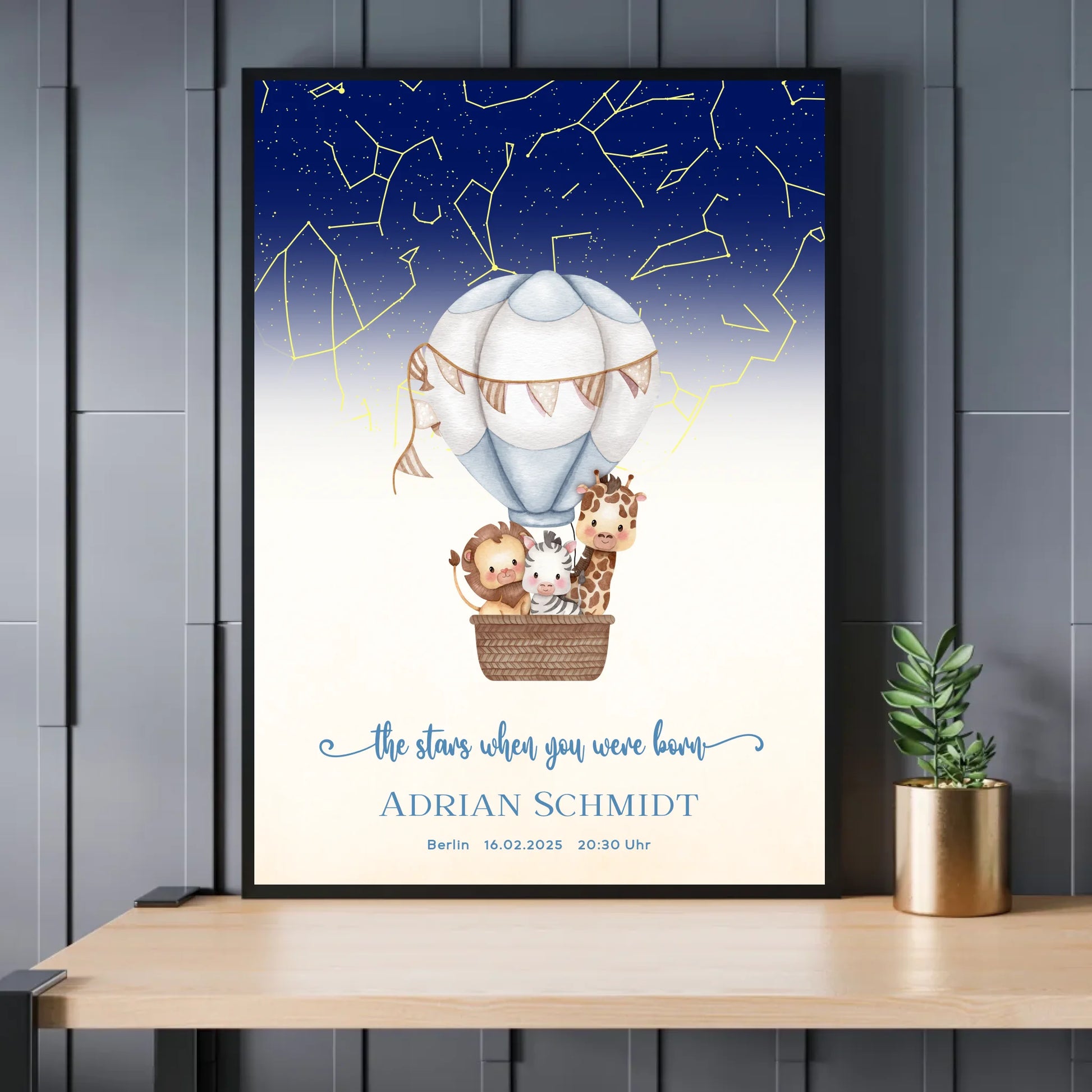 Personalisierte Sternenkarte mit Löwe, Zebra und Giraffe im Heißluftballon auf beige mit blau - ein tolles Geschenk zur Geburt - Exklusives Holzrahmen-Poster mit Halbglanzpapier, bruchsicheres Plexiglas und FSC-zertifiziertes Papier