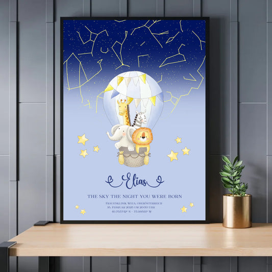 Personalisiertes Sternenbild mit Wildtiere auf blau - Exklusives Holzrahmen-Poster mit Halbglanzpapier, bruchsicheres Plexiglas und FSC-zertifiziertes Papier