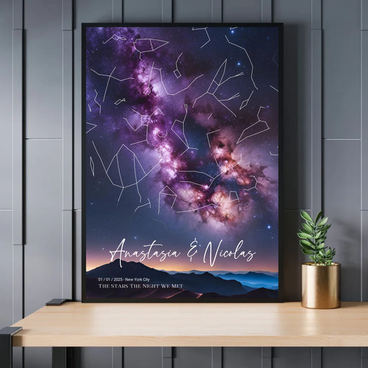 Personalisierte Sternenkarte mit Lichterspektakel am Sternenhimmel mit lila, blau, orange - Abendstimmung im Gebirge - Exklusives Holzrahmen-Poster mit Halbglanzpapier, bruchsicheres Plexiglas und FSC-zertifiziertes Papier