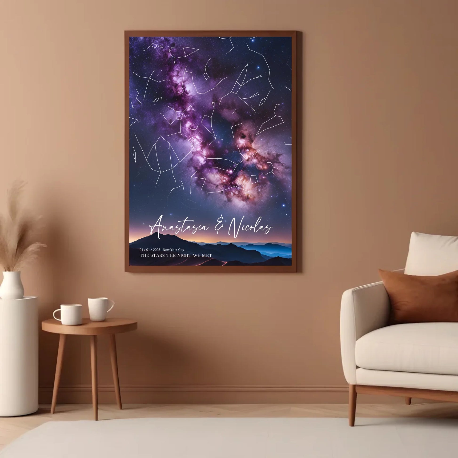 Personalisierte Sternenkarte mit Lichterspektakel am Sternenhimmel mit lila, blau, orange - Abendstimmung im Gebirge -