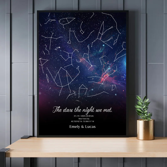 Personalisierte Nacht Sternenkarte mit blau und lila - verschiedene Poster und mit Rahmen - Exklusives Holzrahmen-Poster mit Halbglanzpapier, bruchsicheres Plexiglas und FSC-zertifiziertes Papier