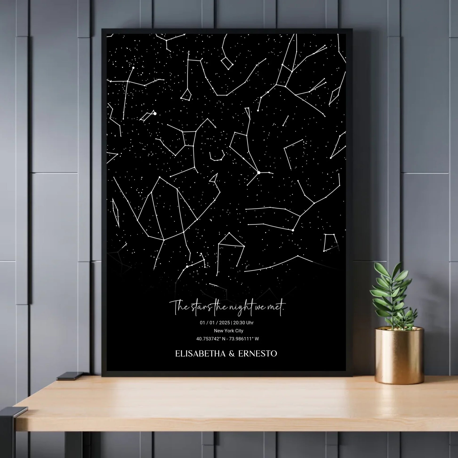 Personalisierte Sternenkarte mit Name, Datum und Ort auf schwarz - verschiedene Größen - als Poster oder mit Rahmen - Exklusives Holzrahmen-Poster mit Halbglanzpapier, bruchsicheres Plexiglas und FSC-zertifiziertes Papier
