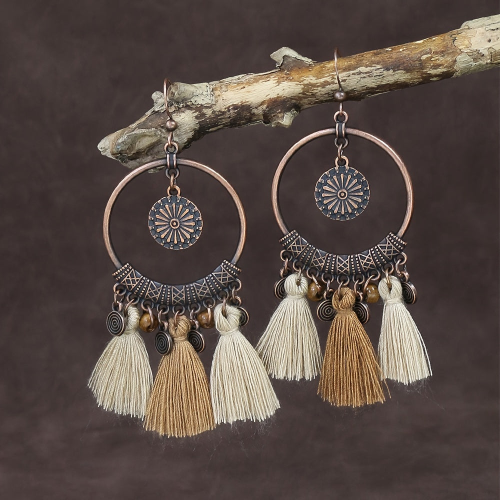 Auffällige Boho Damen-Ohrringe mit Vintage Kupferring und runden Quasten  in Hellbeige & Mittelbraun - Zinklegierung, 8,8cm lang & 5,9cm breit