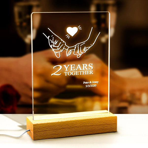 Personalisierte leuchtende Acryl-Tafel auf Holz mit Hände, Herz und Namen mit Datum - für Jahrestag oder Hochzeitstag - Text leicht änderbar -