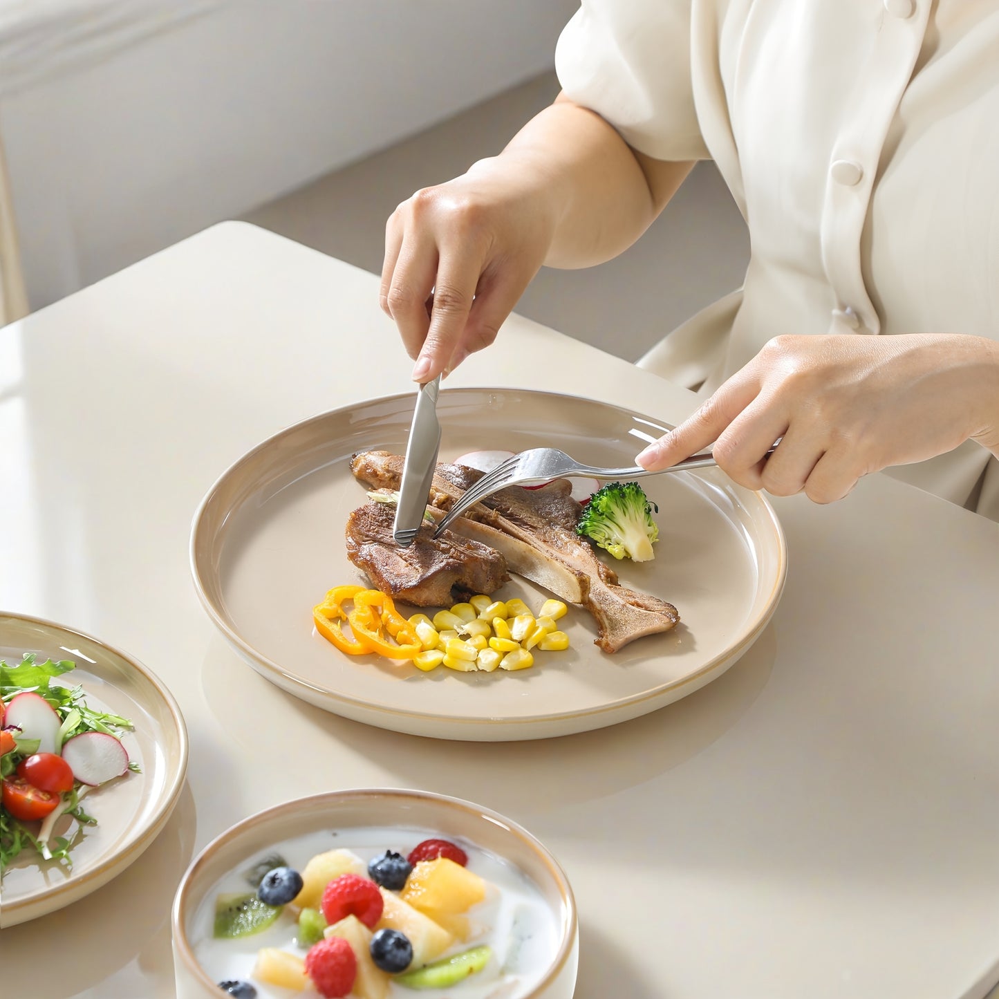 12-teiliges Steingutgeschirr-Set „Glanz & Genuss“ – Klassisches Service mit Teller, Dessertteller & Müslischalen für 4 Personen, Glatte Oberfläche & Stapelbar