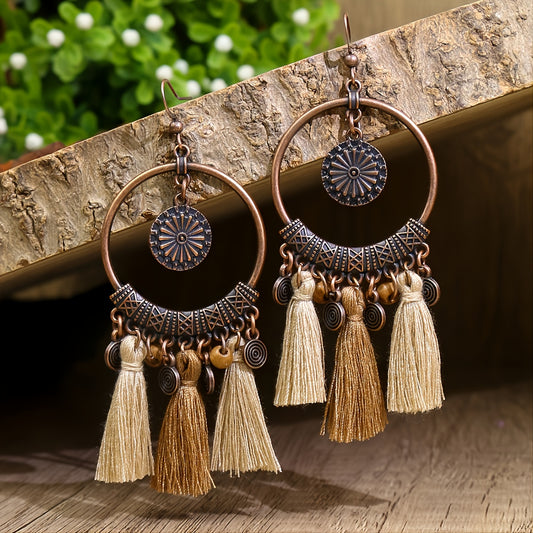 Auffällige Boho Damen-Ohrringe mit Vintage Kupferring und runden Quasten  in Hellbeige & Mittelbraun - Zinklegierung, 8,8cm lang & 5,9cm breit