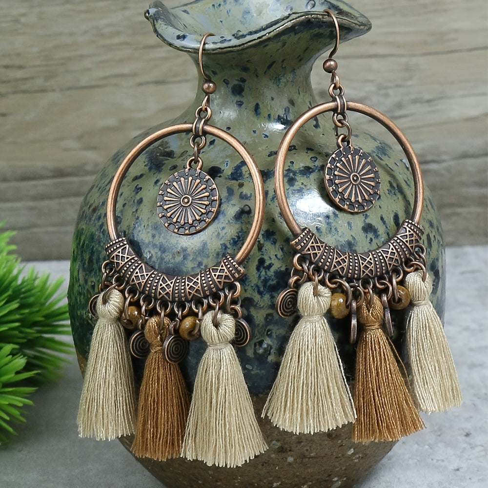 Auffällige Boho Damen-Ohrringe mit Vintage Kupferring und runden Quasten  in Hellbeige & Mittelbraun - Zinklegierung, 8,8cm lang & 5,9cm breit