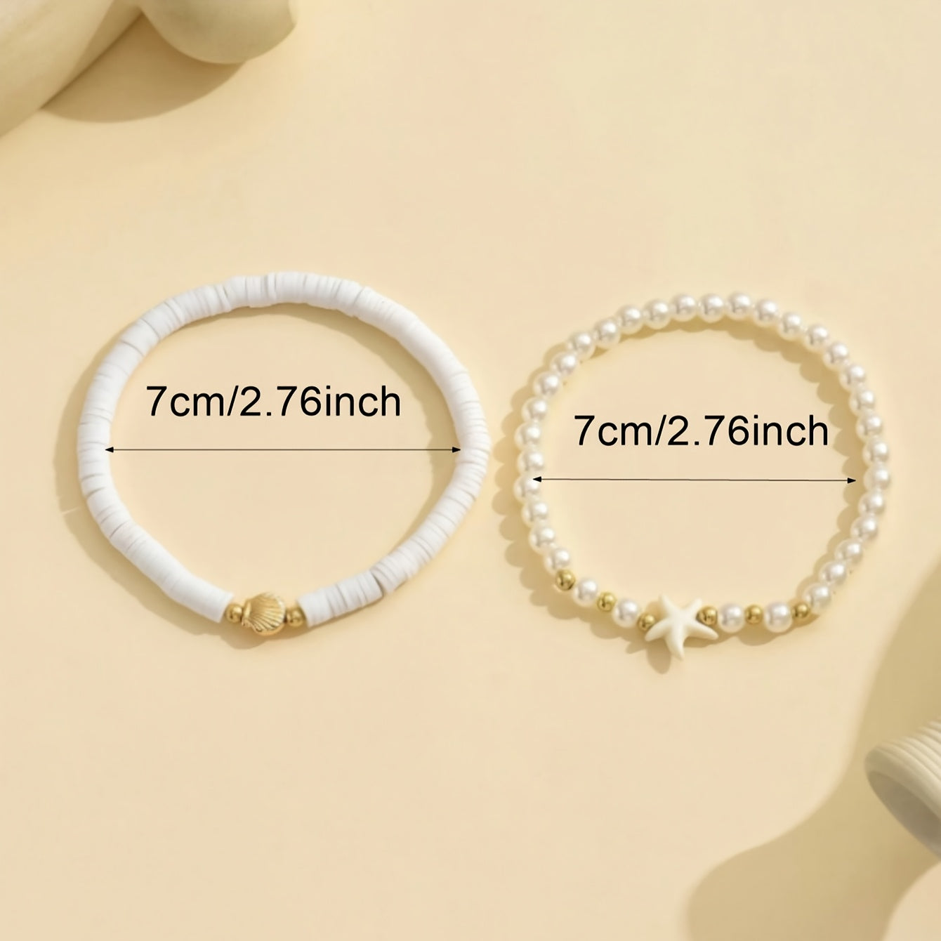 2er-Set Damen-Fußkettchen Boho-Stil – maritime Muschel- und Seestern-Designs mit hübschen Perlen in Weiß & Gold für Sommer und Urlaub
