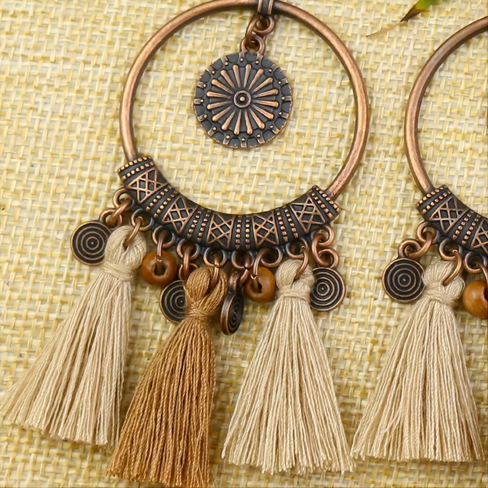 Auffällige Boho Damen-Ohrringe mit Vintage Kupferring und runden Quasten  in Hellbeige & Mittelbraun - Zinklegierung, 8,8cm lang & 5,9cm breit