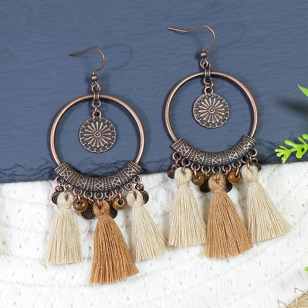 Auffällige Boho Damen-Ohrringe mit Vintage Kupferring und runden Quasten  in Hellbeige & Mittelbraun - Zinklegierung, 8,8cm lang & 5,9cm breit