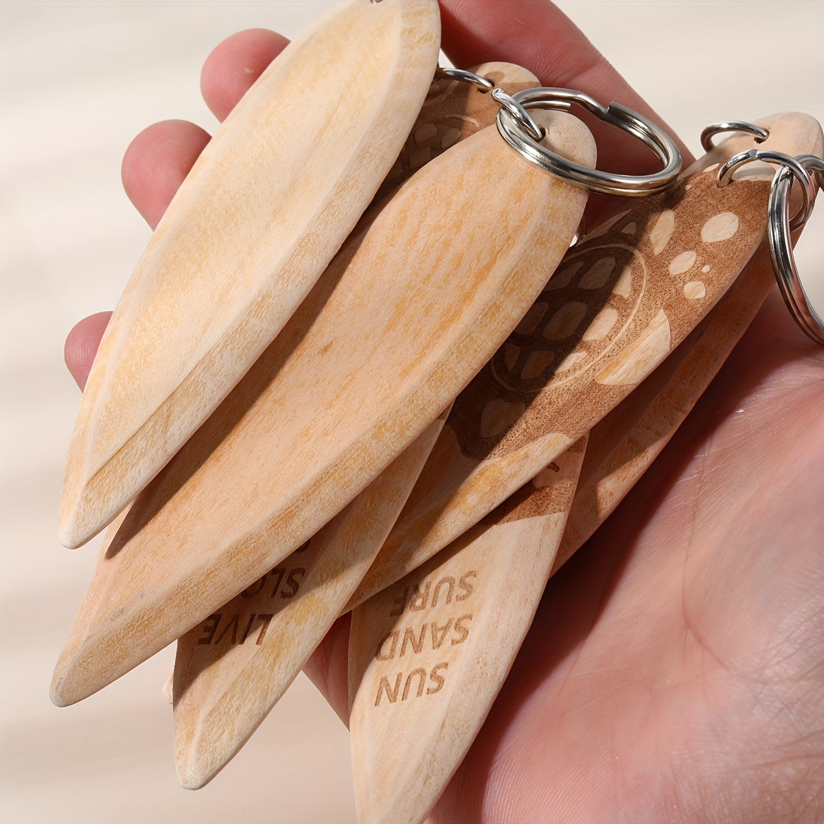 7-teiliges Damen Surfboard Schlüsselanhänger-Set aus Holz – Sommerliche Motive & liebevolle Sprüche für Damen-Rucksack, Schlüsselbund & Strandparty