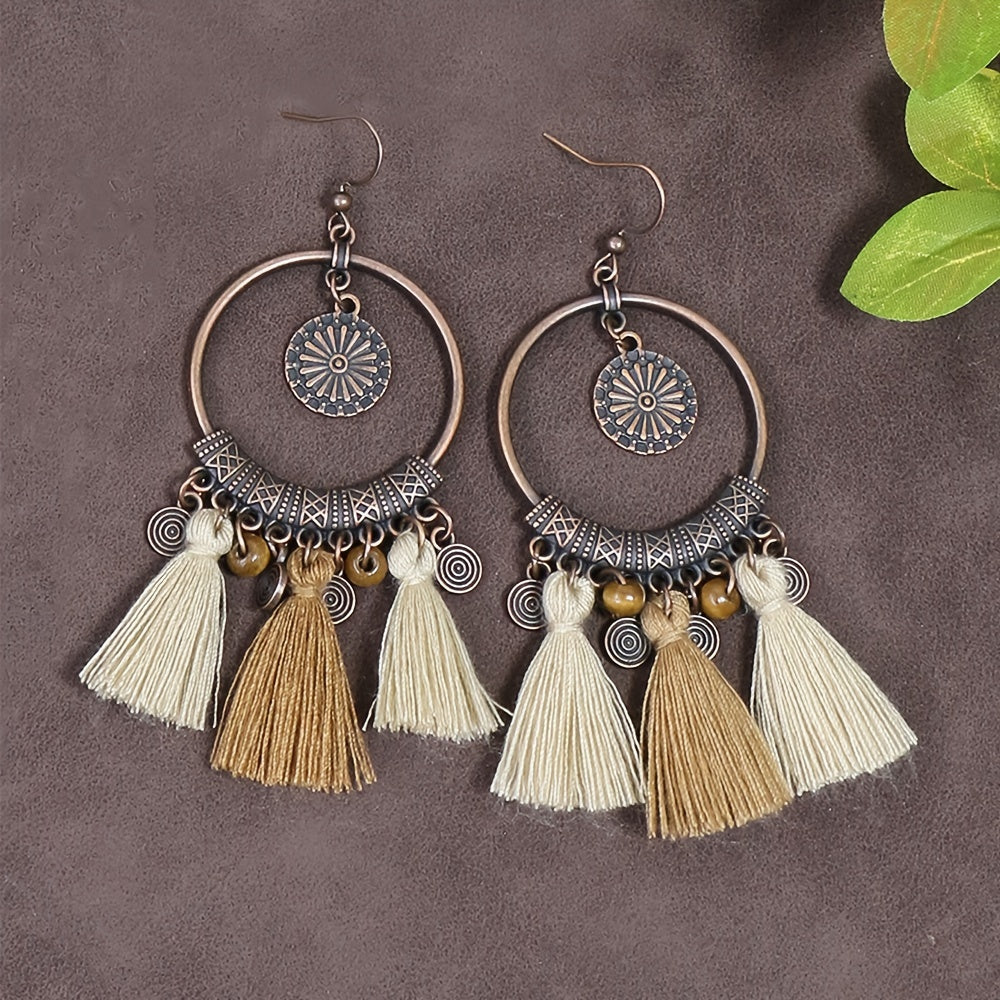 Auffällige Boho Damen-Ohrringe mit Vintage Kupferring und runden Quasten  in Hellbeige & Mittelbraun - Zinklegierung, 8,8cm lang & 5,9cm breit