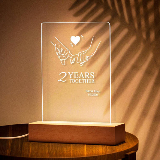 Personalisierte leuchtende Acryl-Tafel auf Holz mit Hände, Herz und Namen mit Datum - für Jahrestag oder Hochzeitstag - Text leicht änderbar -